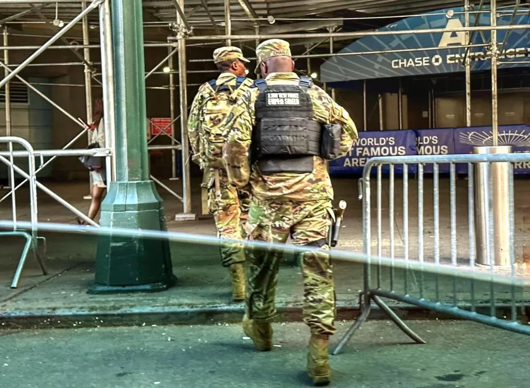 白宫人事动荡，马斯克戴两顶帽子告别