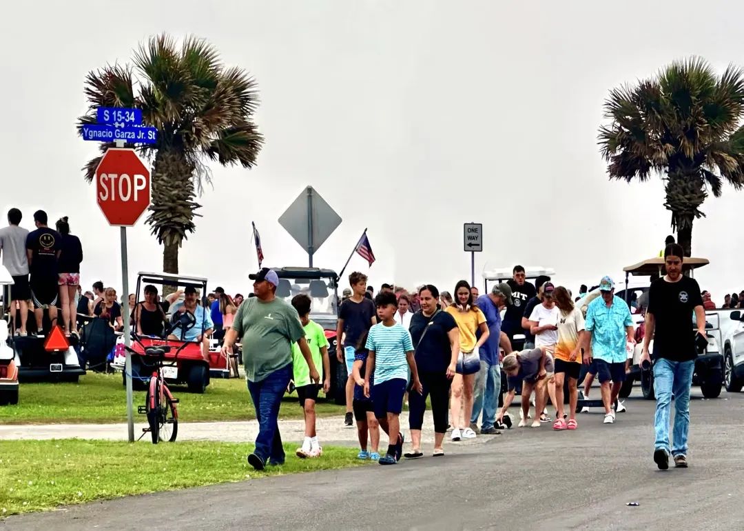 白宫人事动荡，马斯克戴两顶帽子告别